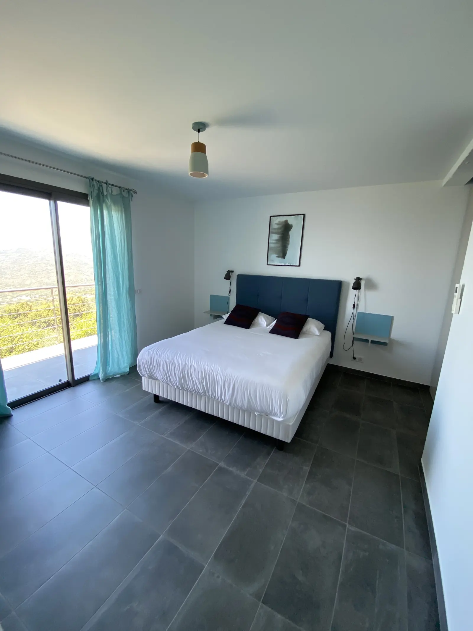 Chambre climatisée avec vue sur le maquis