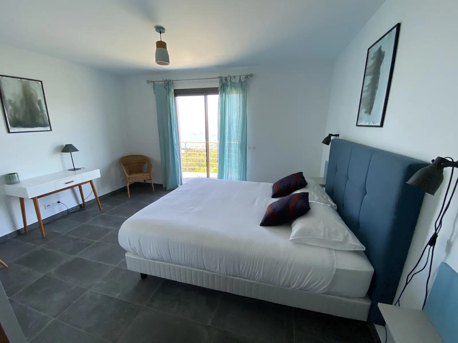 Chambre avec lit 160 et accès à la terrasse