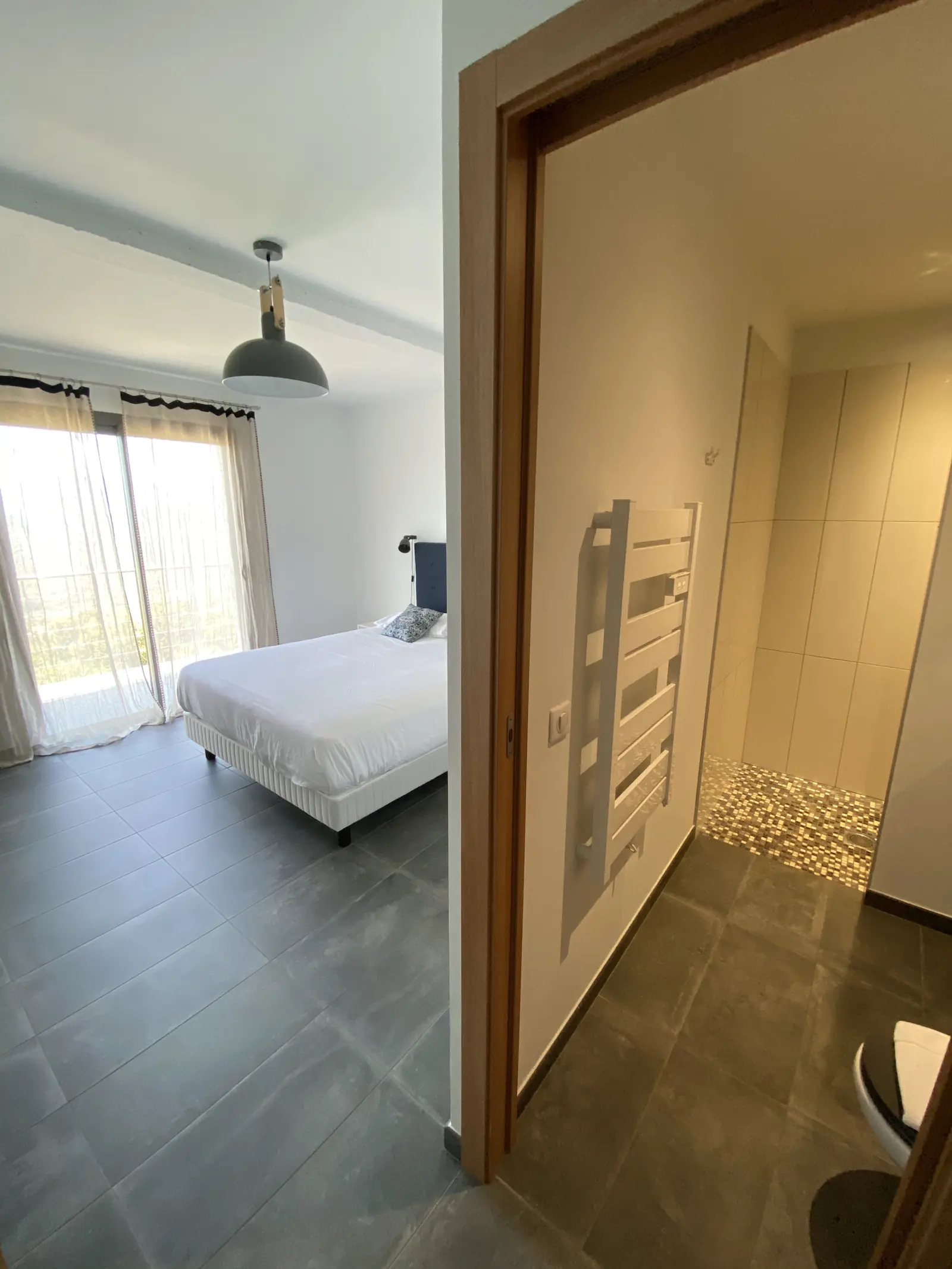 Chambre et salle de bain attenante