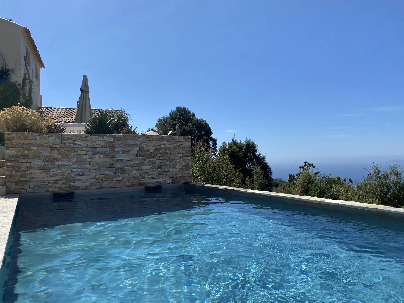 Piscine chauffée et sécurisée