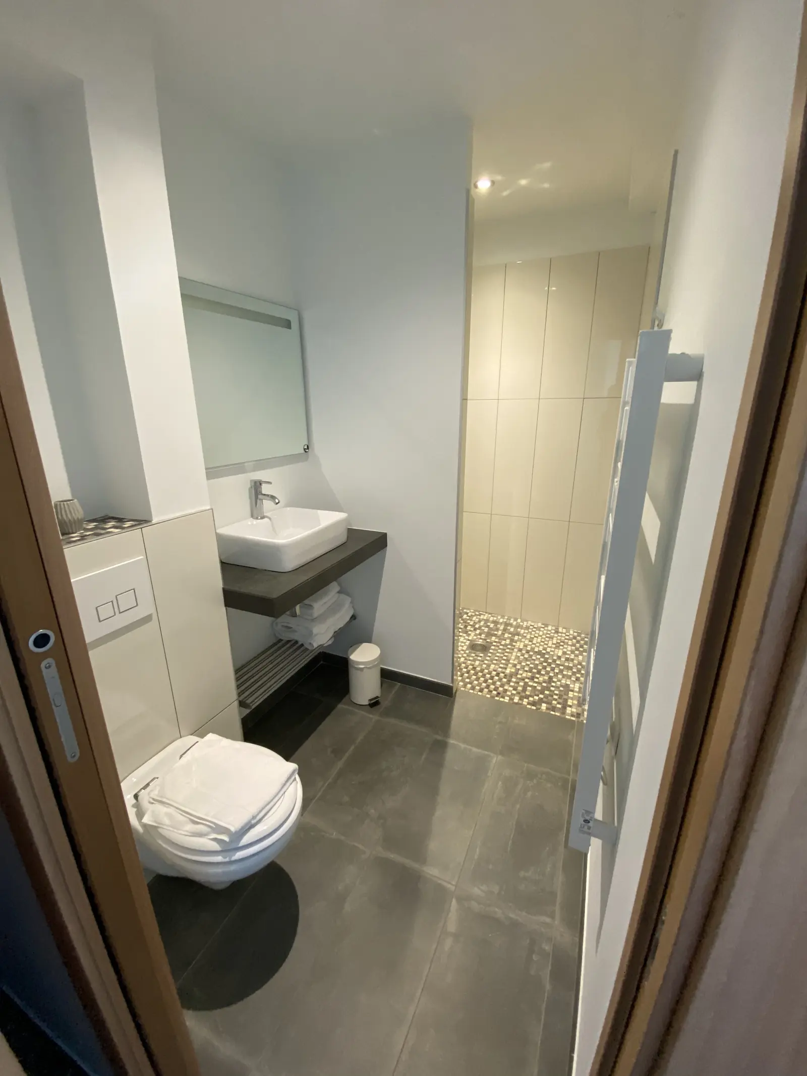 Bathroom with toilet and washbasin