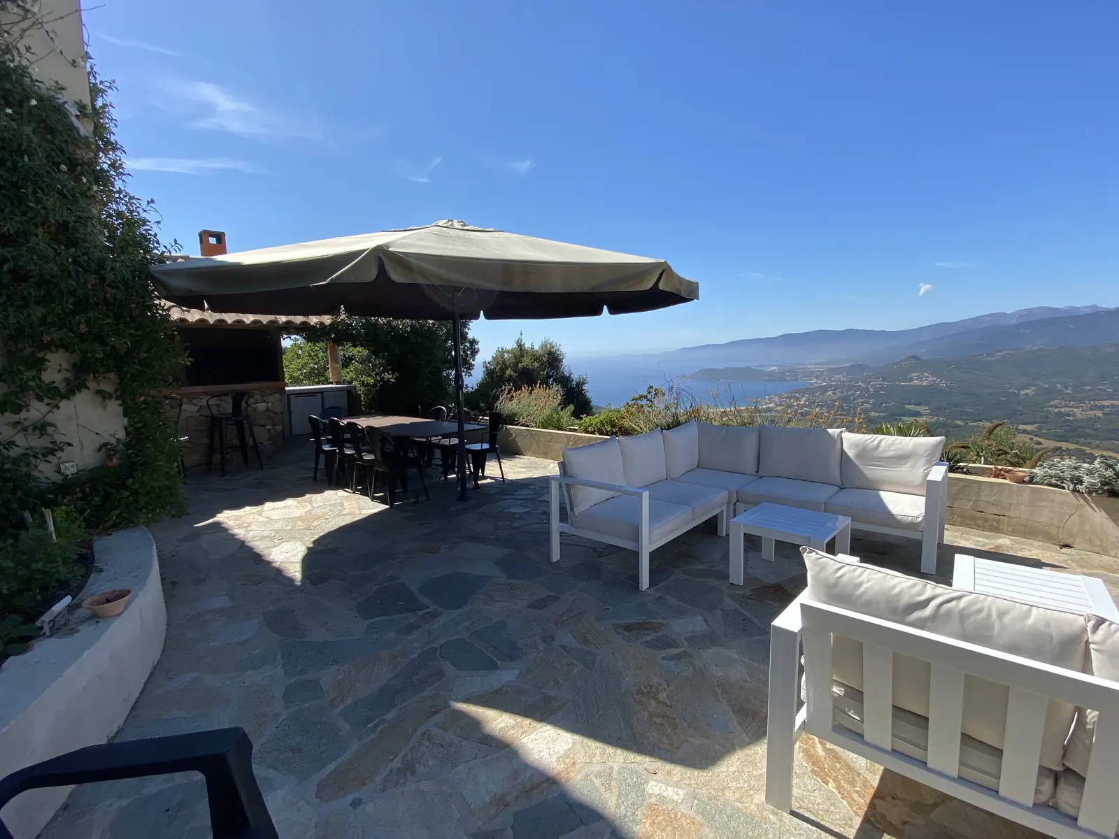 Terrasse avec salon et cuisine d'extérieur