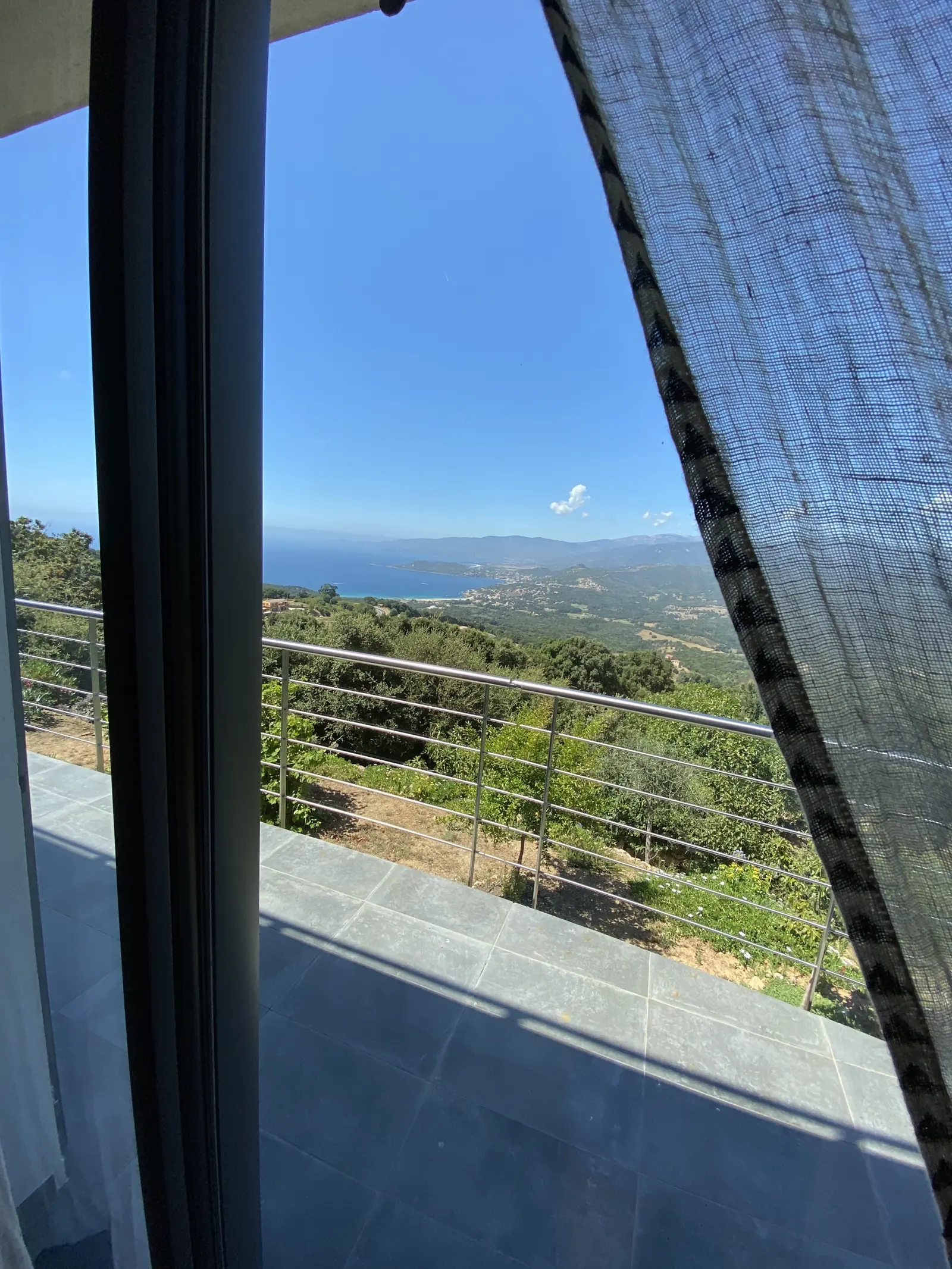 La vue mer depuis une chambre